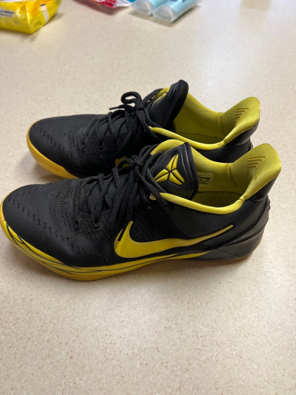 Kobe Oregon Duck Basketball Shoes - Picture 3 of 4